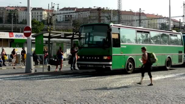 τερματικός σταθμός λεωφορείων - άνθρωποι περιμένουν το λεωφορείο - μετακινούμενος ανθρώπων - κτίρια στο παρασκήνιο - Πλάνα, βίντεο