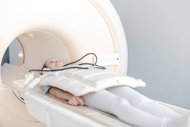 現代の病院の研究室で患者と医療CTやMRIスキャン.放射線科の内部。白い部屋で技術的に高度な機器。磁気共鳴診断装置 - 写真・画像