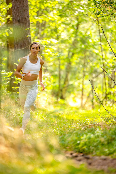 Fit Woman fut Woodland alatt állóképesség képzés - Fotó, kép