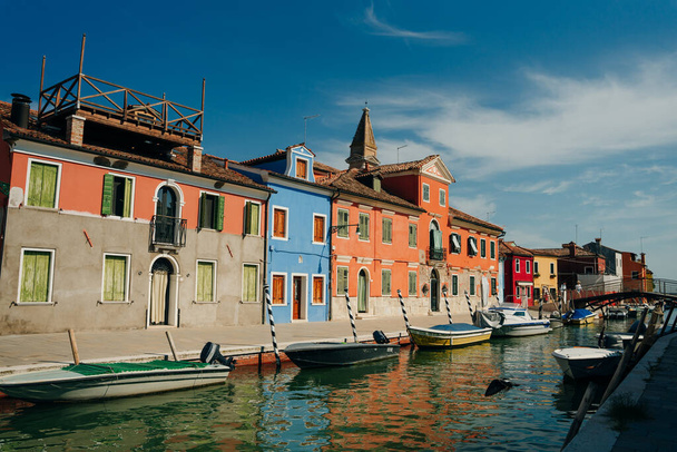 Бурано, Италия - Nov, 2021 View of the colorful Venetian houses along the canal. Высокое качество фото - Фото, изображение