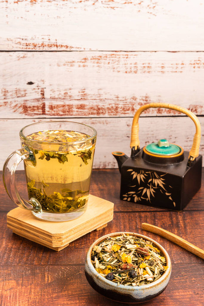 biologische groene thee op een houten tafel - Foto, afbeelding