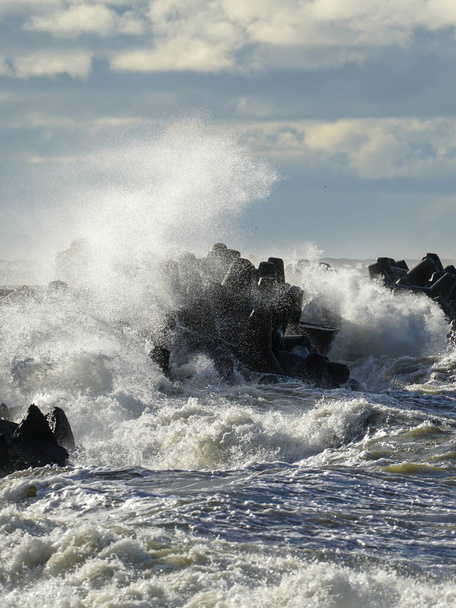 tempête côtière dans la mer Baltique, de grandes vagues s'écrasent contre le brise-lames en béton à l'entrée du port - Photo, image