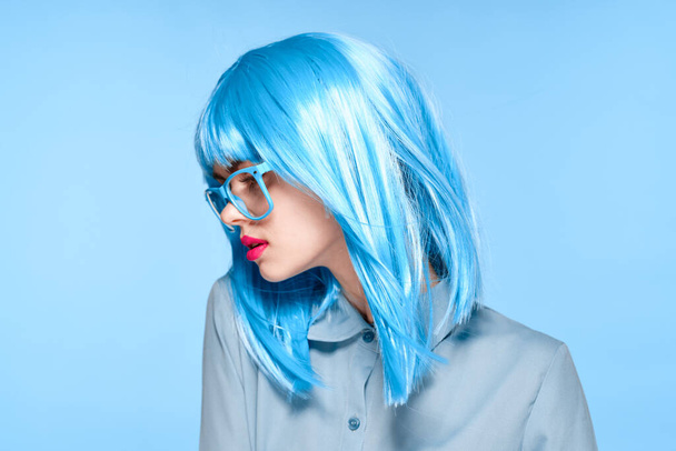 beautiful woman in blue wig glasses fashion glamor - Foto, imagen