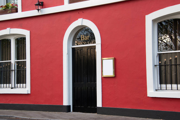 Вхід в один з ірландських пабів з закритими дверима. - Фото, зображення
