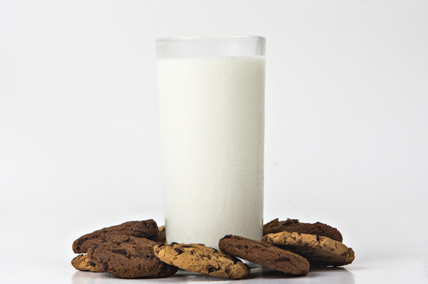 szkło mleko i ciasteczka na białym tle - Zdjęcie, obraz