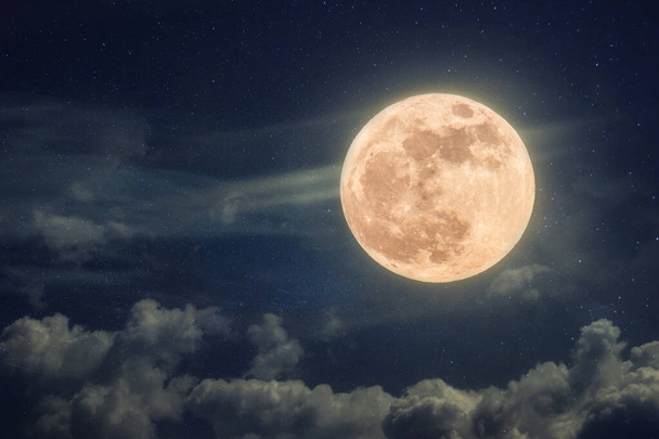 Increíble luna llena en el cielo azul nocturno con estrellas y nubes. Fondo de pantalla de Halloween    - Foto, imagen
