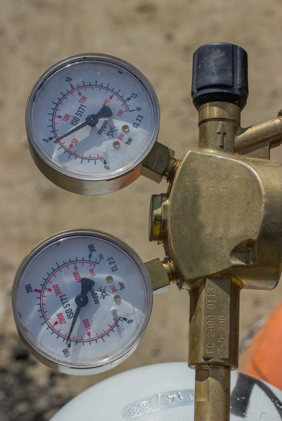 酸素アセチレン タンクの二重の圧力計 - 写真・画像