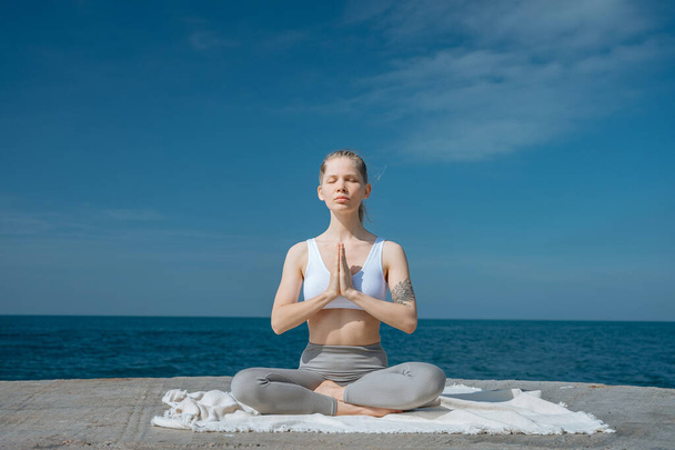 Cvičení jógy a meditace v přírodě. Žena cvičí v blízkosti Černého moře. - Fotografie, Obrázek