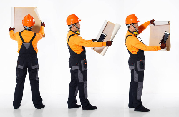 Homem asiático sênior usar laranja uniforme camisa hardhat e luva de couro como engenheiro de trabalho local de construção. Comprimento total de pequeno pequeno macho segurar tablet blueprint muitos atos, fundo branco isolado - Foto, Imagem