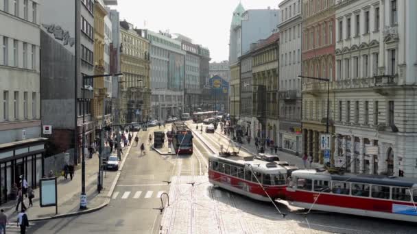 miejskich ulic z ludzie, samochody, tramwaje - nowoczesne budynki - drogi i chodnika - niebo - Materiał filmowy, wideo