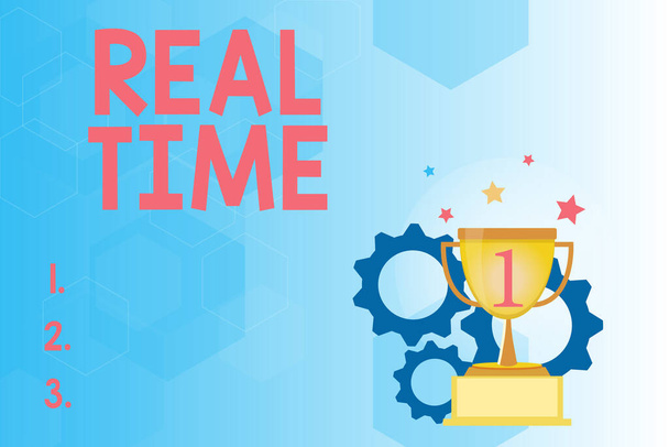 Концептуальная подпись "Real Time". Word Watch о реальном времени, в течение которого происходит процесс или событие. - Фото, изображение