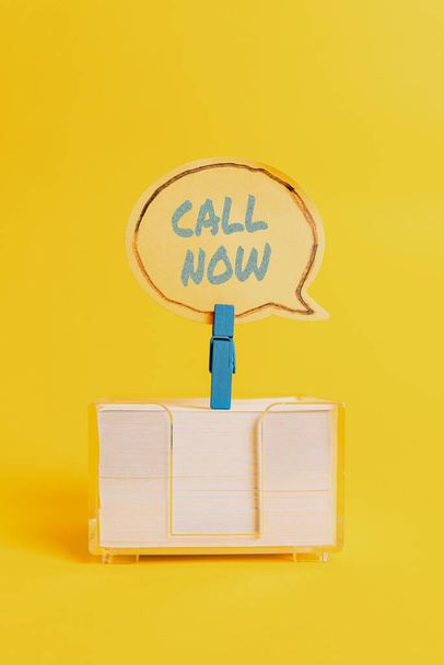Τίτλος κειμένου που παρουσιάζει το Call Now. Word Written on Για να επικοινωνήσετε άμεσα με ένα άτομο που χρησιμοποιεί τηλεπικοινωνιακές συσκευές με ακρίβεια Πολύχρωμη ιδέα Παρουσίαση Εμφάνιση φρέσκων σκέψεων Αποστολή μηνύματος - Φωτογραφία, εικόνα