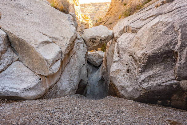 Alacsony szögű kilátás kő Esküvett egy kis nyíláson kanyonban a Big Bend vadonban Ernst Tinaja - Fotó, kép