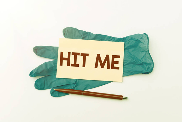 Podpis konceptualny "Hit Me". Koncepcja oznacza proszenie kogoś, aby nawiązał kontakt z ciałem Wysyłanie wiadomości o świadomości wirusa, streszczenie Unikanie epidemii wirusa - Zdjęcie, obraz
