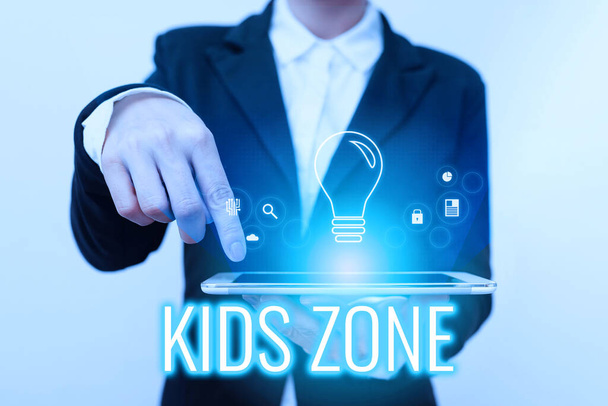 Ispirazione mostrando segno Kids Zone. Idea di business Un'area o una regione progettata per consentire ai bambini di giocare e divertirsi Lady In Suit Pointing On Tablet Mostrando un'interfaccia grafica futuristica. - Foto, immagini