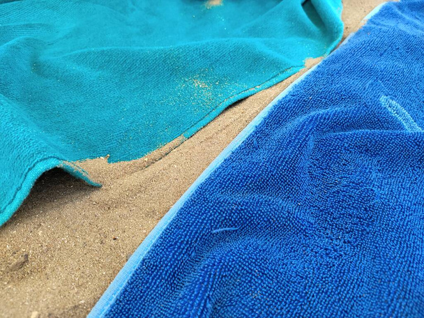toallas en la arena - Foto, imagen