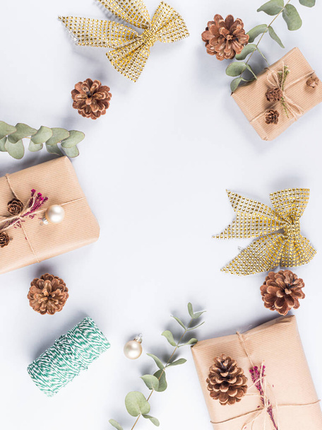 Vánoční sváteční rámeček s zabalenými dárky, borovicové šišky na šedi - Fotografie, Obrázek