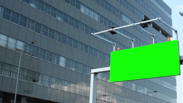 Panneaux de signalisation - écran vert - bâtiments modernes en arrière-plan (bureaux
) - Séquence, vidéo