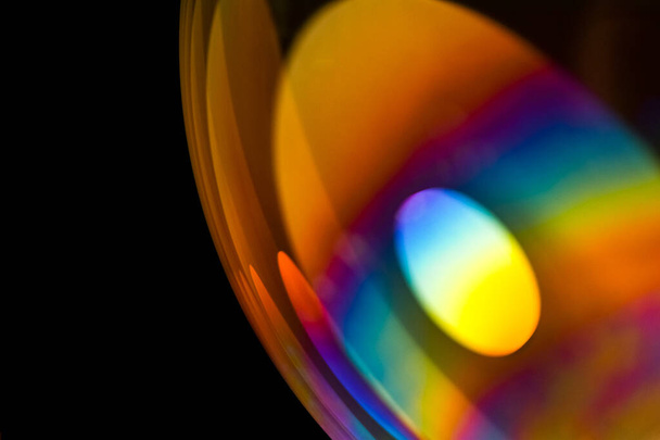 Abstracte veelkleurige psychedelische achtergrond. Close-up zeepbel als reflectie van lens op donkere achtergrond - Foto, afbeelding