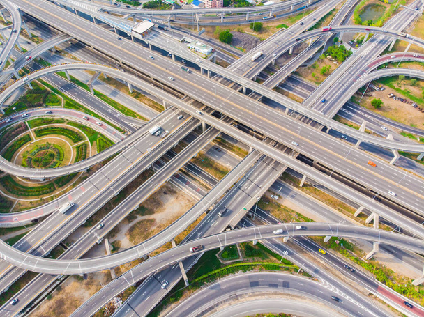 航空ビュー都市交通曲線は、自動車輸送産業と道路を返す - 写真・画像