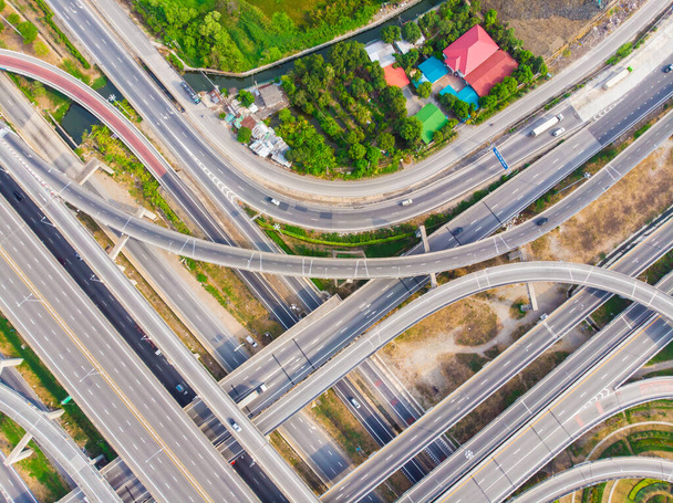 Вид с воздуха городской транспорт кривой обратной дороги с автомобильным транспортом промышленного - Фото, изображение