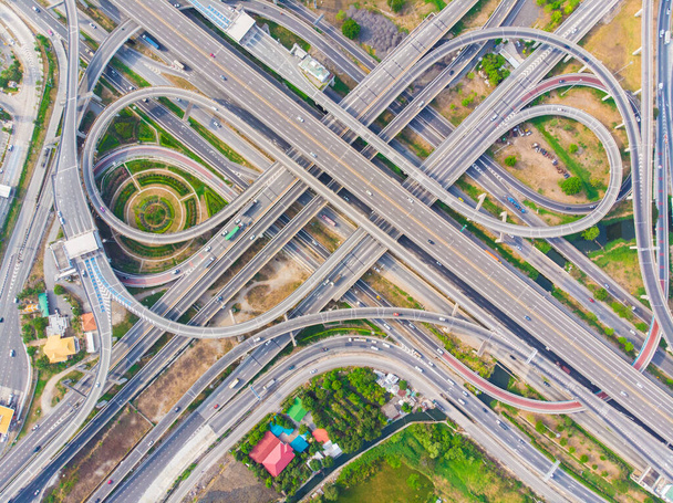 Vista aérea cidade curva de transporte retorno estrada com carro transporte industrial - Foto, Imagem