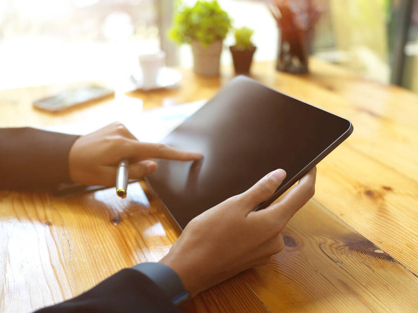 Dijital tablet bilgisayar kullanan, tablet ekrana dokunan, masadaki dokunmatik kağıt üzerinde çalışan kadın elleri kapat. - Fotoğraf, Görsel