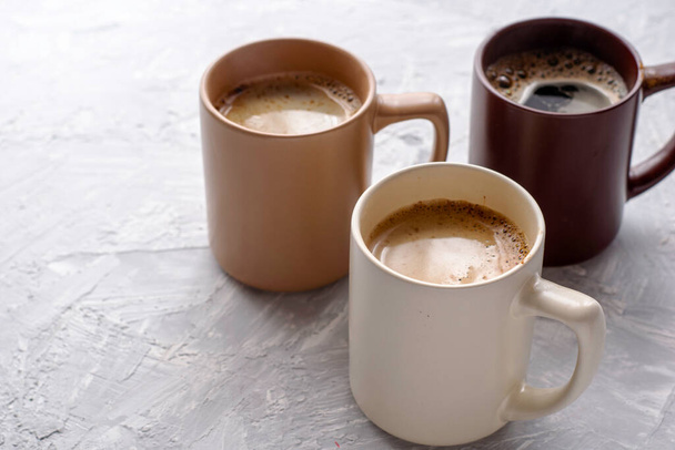 tre tazze di caffè sul tavolo con copyscape. Foto di alta qualità - Foto, immagini