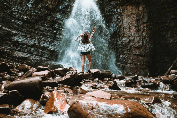 žena cestovatel těší pohled na vodopád kopírovat prostor - Fotografie, Obrázek
