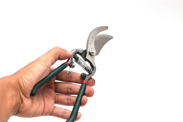 Tesoura de poda (tesouras de podar, tesouras de jardim) na mão com aperto verde isolado no fundo branco - Foto, Imagem