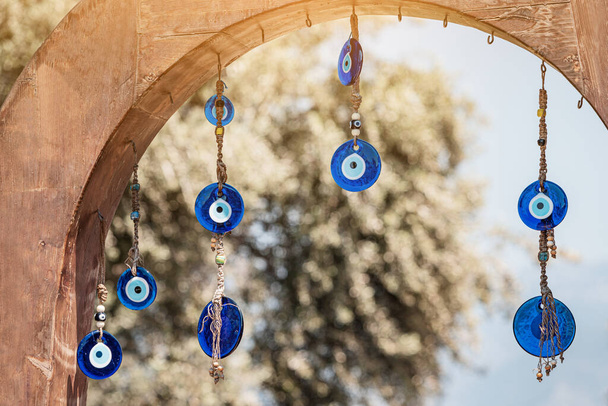 Un amuleto contra el mal de ojo es una decoración tradicional que cuelga en la entrada de la casa. Supersticiones y presagios en Turquía - Foto, Imagen