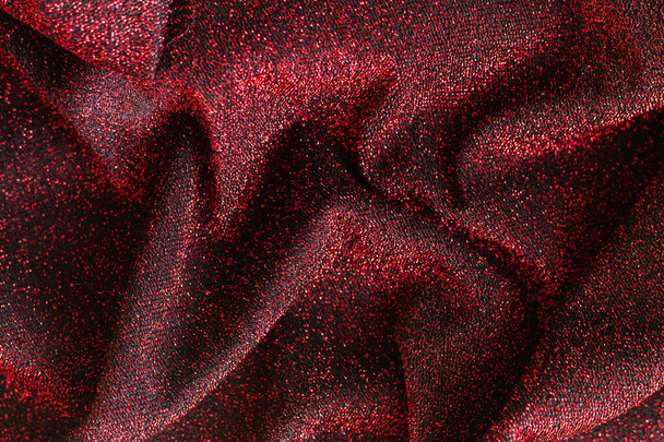 Superficie brillante de tela roja y negra con hilos lurex vista superior - Foto, Imagen
