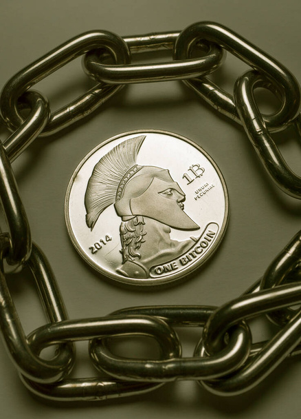 Macro Shot van een Titan Bit Coin Crypto Munteenheid - Foto, afbeelding