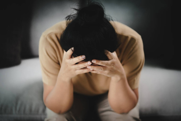 Измученная усталая депрессия подчеркнула вдумчивая зрелая женщина, страдающая головной болью, заболеваниями мозга, психическими проблемами, концепцией Альцгеймера - Фото, изображение