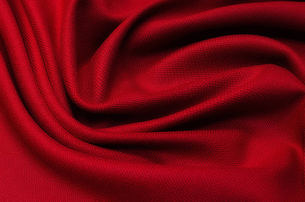 同じ色で自然な赤やピンクの生地や布のクローズアップテクスチャ。天然コットン、シルクまたはウールの生地の質感、またはリネンの繊維素材。赤いキャンバスの背景. - 写真・画像
