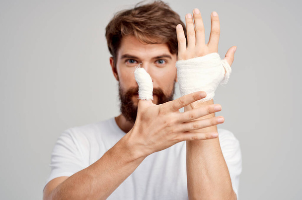 férfi beteg kéz sérülés kezelés egészségügyi problémák érzelmek elszigetelt háttér - Fotó, kép
