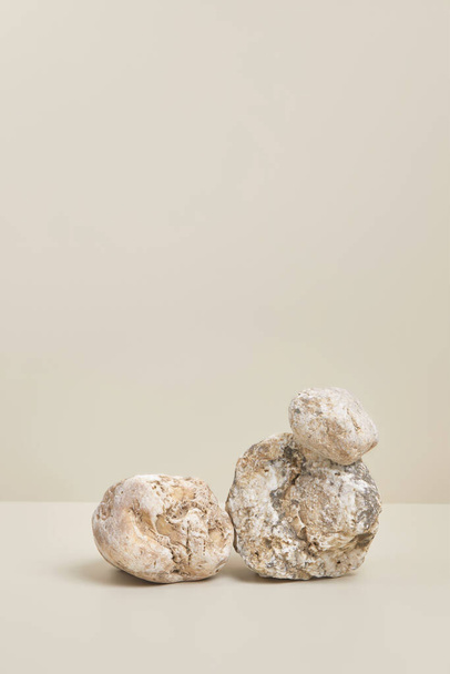 Scena naturalistica con composizione di pietre beige e bianche - Foto, immagini