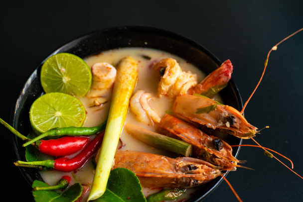 Camarão picante em caril de leite Tom Yum Kung comida picante asiática - Foto, Imagem