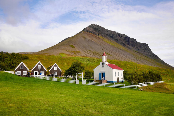 HRAFNSEYRI, ICELAND - Sep 13, 2015: A church built shortly after Christianity was established in Hrafnseyri, Iceland - Foto, afbeelding