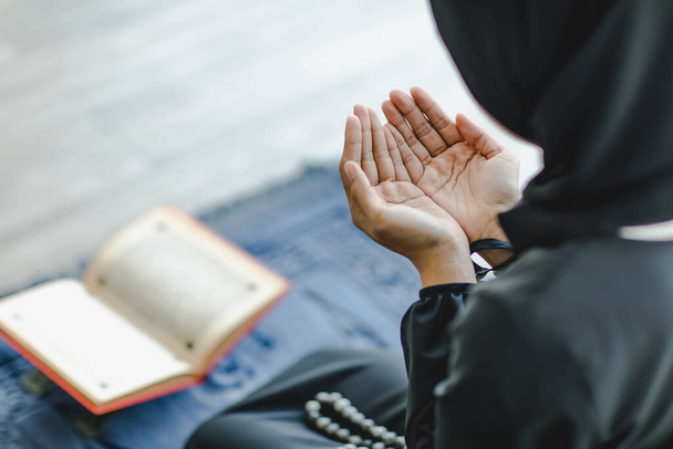Зблизька в азіатській прекрасній мусульманці в хіджабі роблять один день молитви, щоб показати, що вона вірить в бога. - Фото, зображення