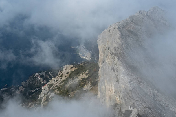 View from Mount Ilyas-kaya on the southern coast of Crimea in fog - Foto, immagini