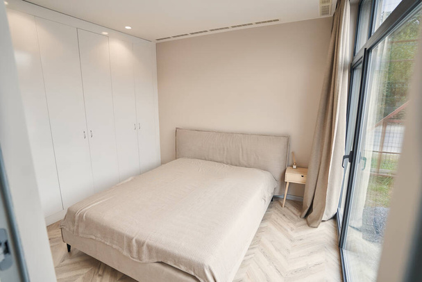 Dormitorio de luz moderna con ventanas panorámicas - Foto, Imagen