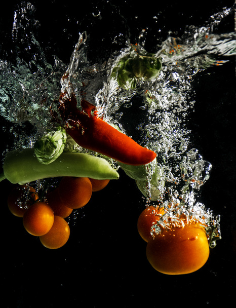 Frash Vegetables splash in to the water - Foto, Bild