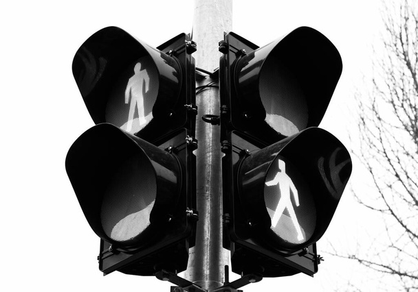 A greyscale shot of a traffic ight for the pedestrians - Φωτογραφία, εικόνα