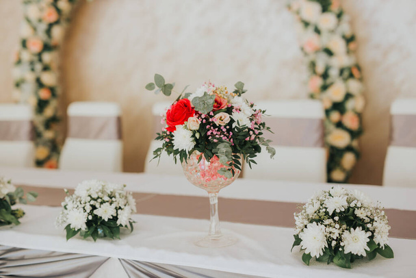 A Closeup of a white floral wedding decoration - Фото, зображення