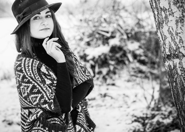 Arabská žena v pletené látce, neformální módní koncept, zimní-podzimní sezóna - Fotografie, Obrázek