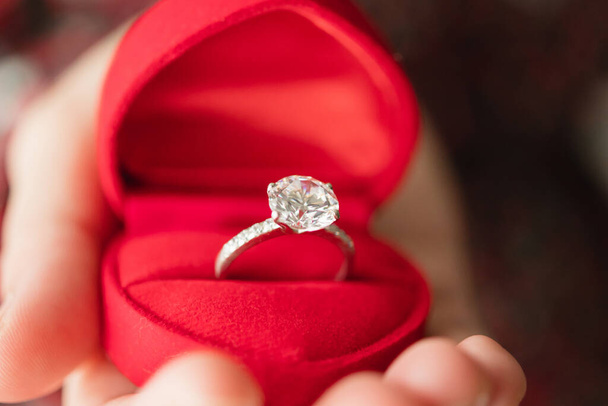 руки с бриллиантовым кольцом в шкатулке - Фото, изображение