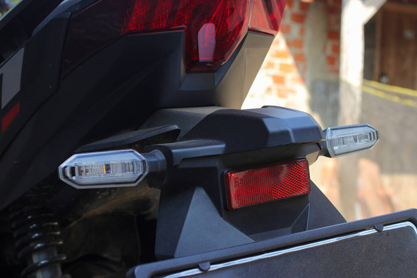 A hátsó keréken elhelyezett kanyarodásjelző lámpa közelről látható a Matic motorkerékpáron - Fotó, kép