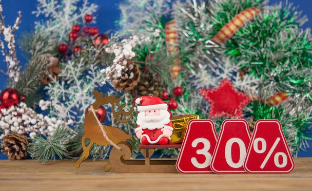 古い納屋の板の背景、フロントビュー、コピースペースにクリスマスの装飾が付いている大きい販売30% 、 30% 。クリスマス大販売. - 写真・画像