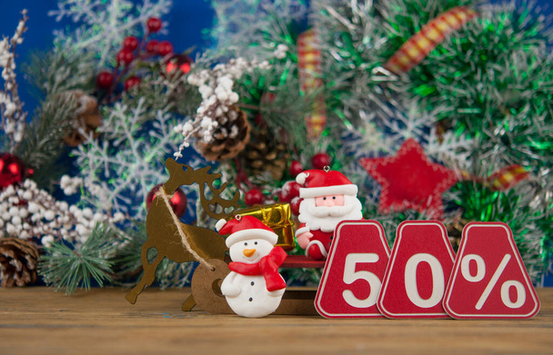 Velký prodej 50%, 50% s vánoční výzdobou na starém prkně stodoly, přední pohled, kopírovací prostor. Vánoční velký prodej - Fotografie, Obrázek